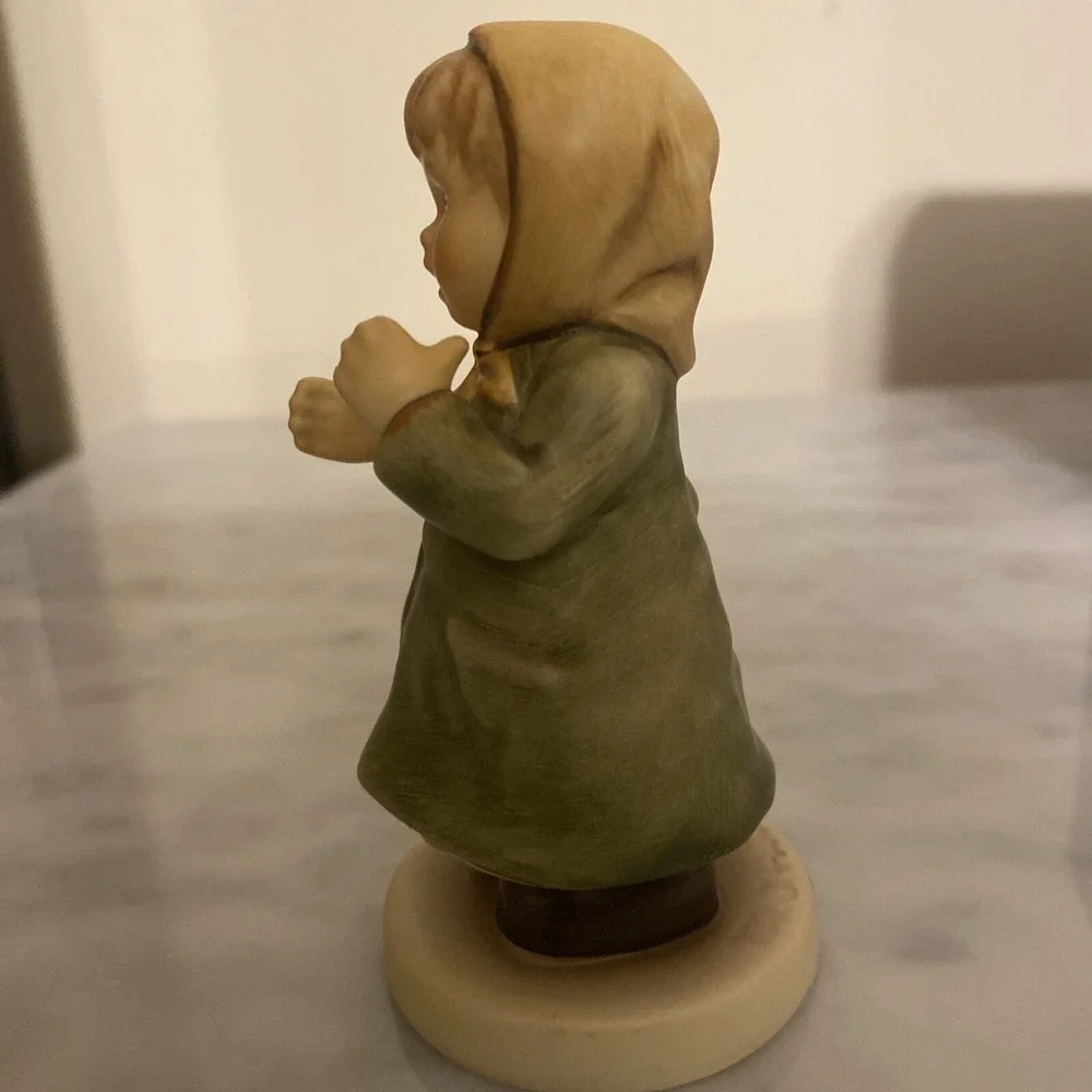 Hummel Club Membership Figurine - Keeping Time - Mint in Box 4